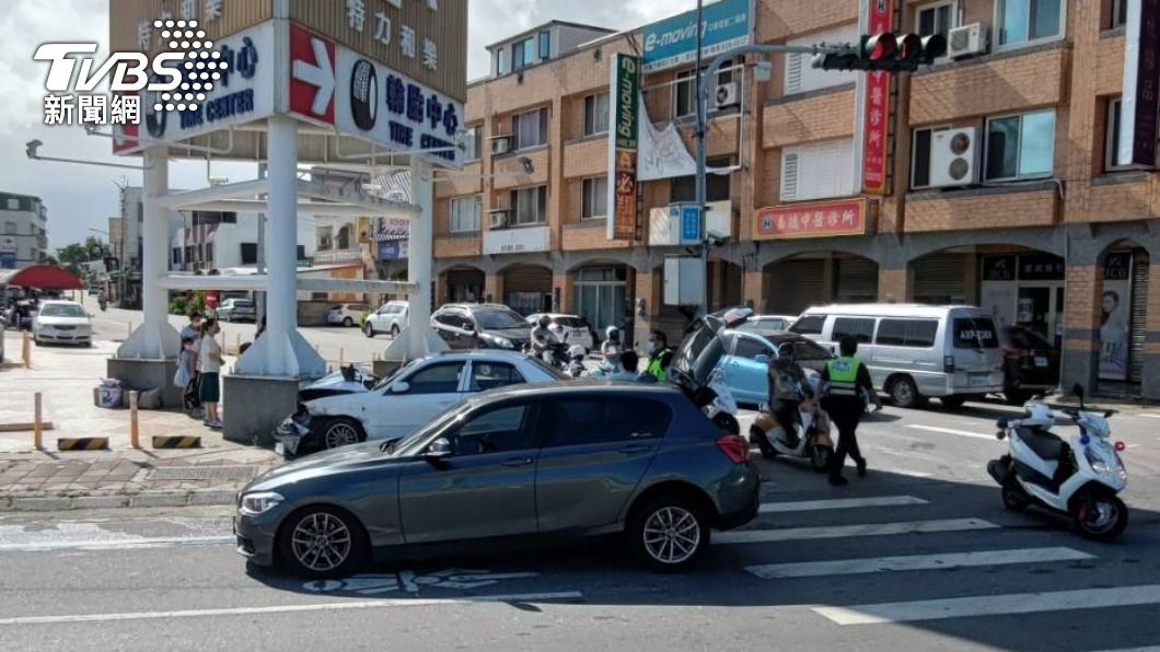 銀色BMW無辜遭波及。(圖/TVBS)