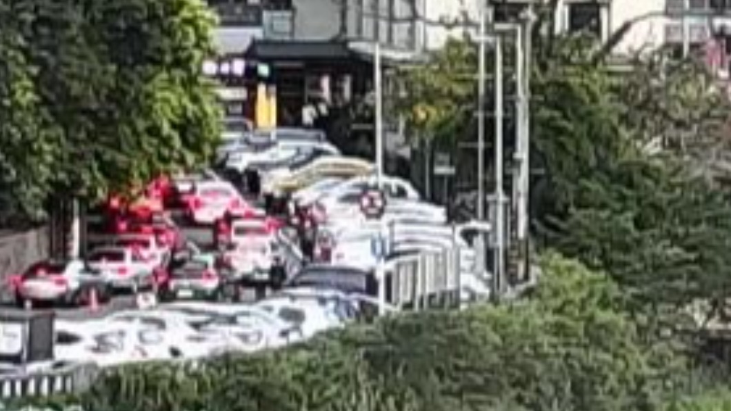 烏來停車場車輛排隊進場。(圖/翻攝自即時影像監視器)