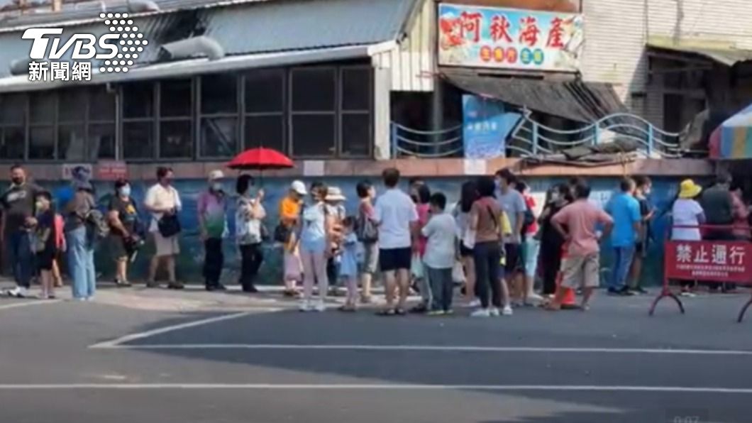 排隊人流全是要進場的民眾。(圖/TVBS)