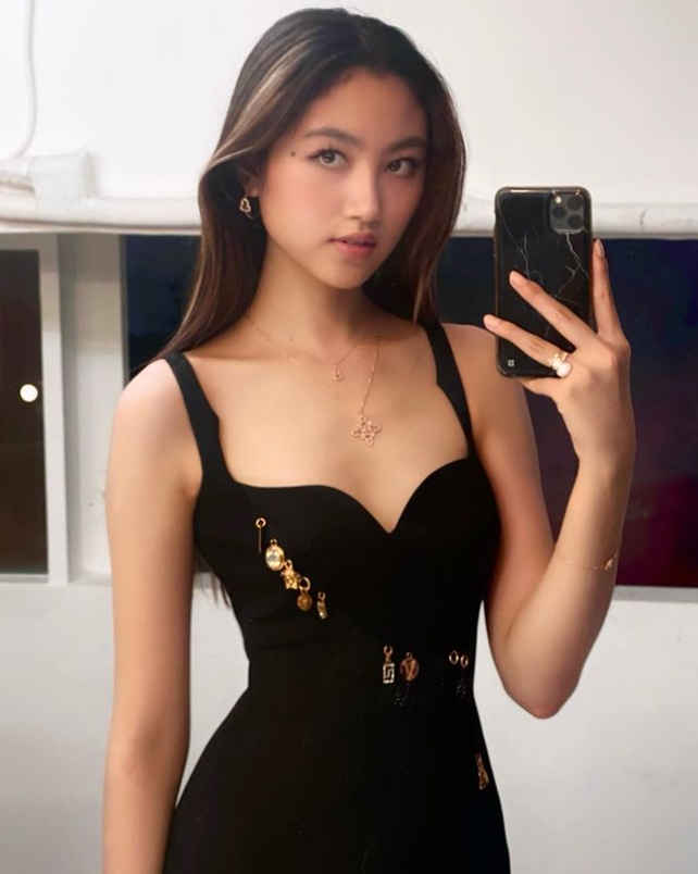 17歲的任晴佳擁有10頭身完美比例。(圖/翻攝自任晴佳IG)