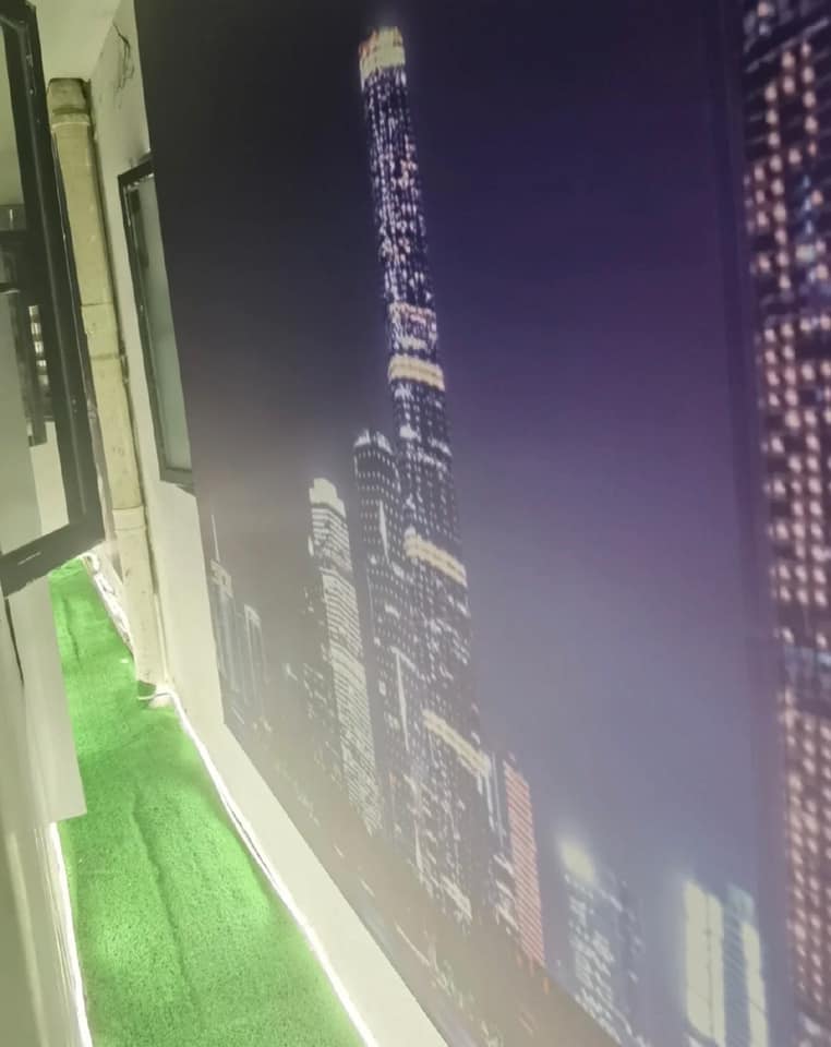 開窗才發現夜景只是一張海報,底下還有打燈。(圖/翻攝自爆廢公社臉書)