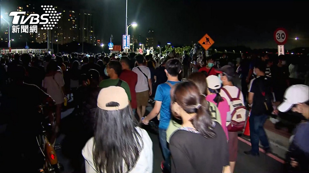 大批民眾湧入漁人碼頭，搶看精彩焰火。（圖／TVBS）