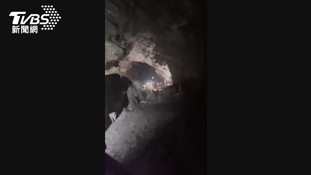 16名民眾受困宜蘭神秘沙灘海蝕洞 消防漏夜救援