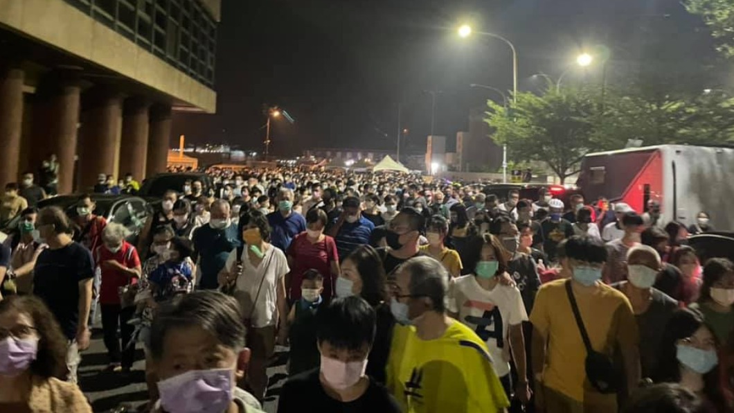 高雄國慶焰火散場人潮爆滿。（圖／八卦村 - 行車紀錄器影片上傳中心）