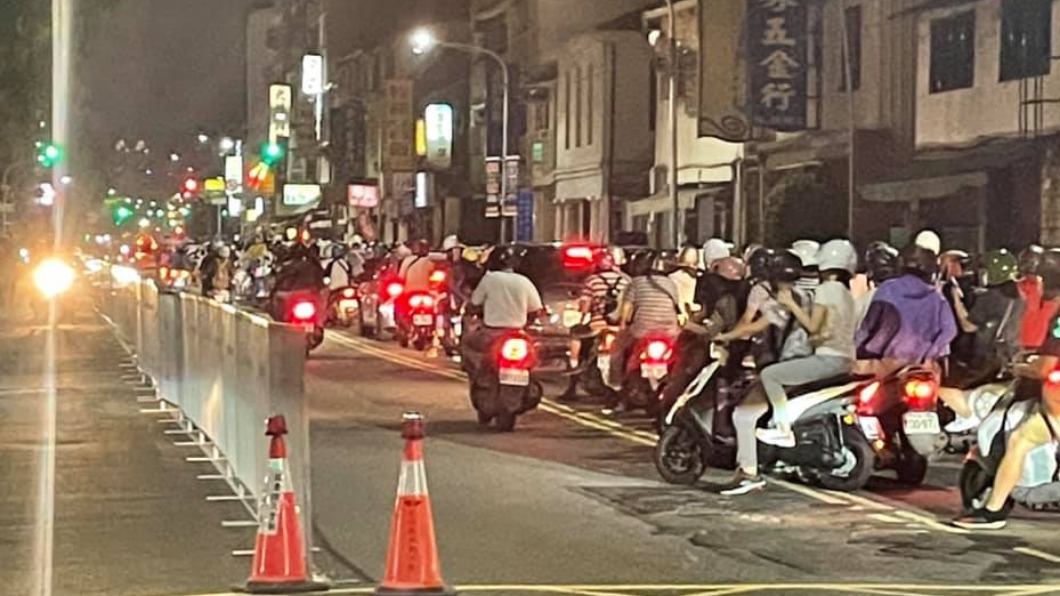 路上交通也大打結。(圖/八卦村 - 行車紀錄器影片上傳中心)
