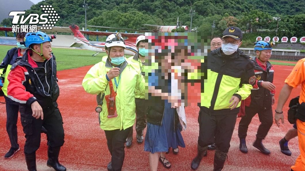 16人受困南澳神秘沙灘海蝕洞　直升機吊掛救援