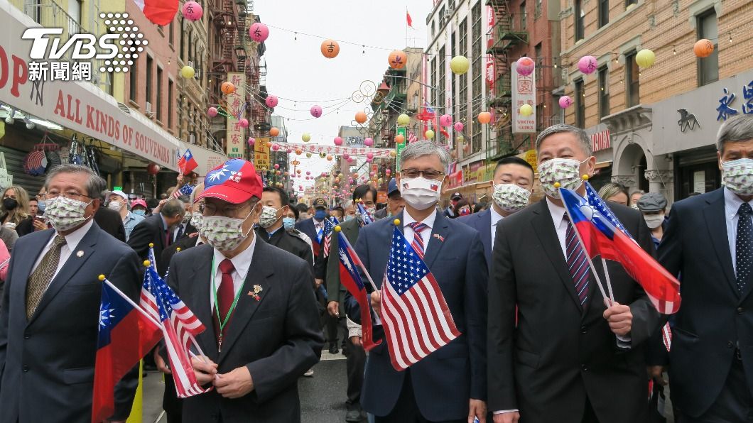 紐約曼哈頓華埠街頭張燈結彩迎雙十國慶。(圖/中央社)