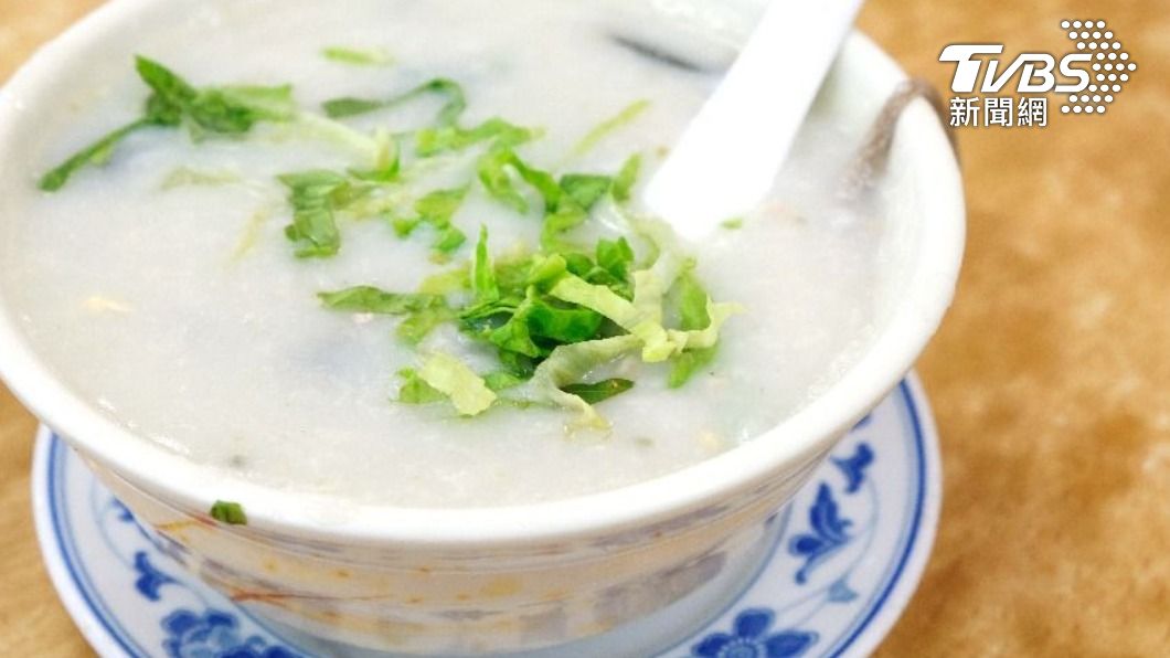 女子吃粥突然發現口感怪怪的「食材」。(示意圖/shutterstock 達志影像)