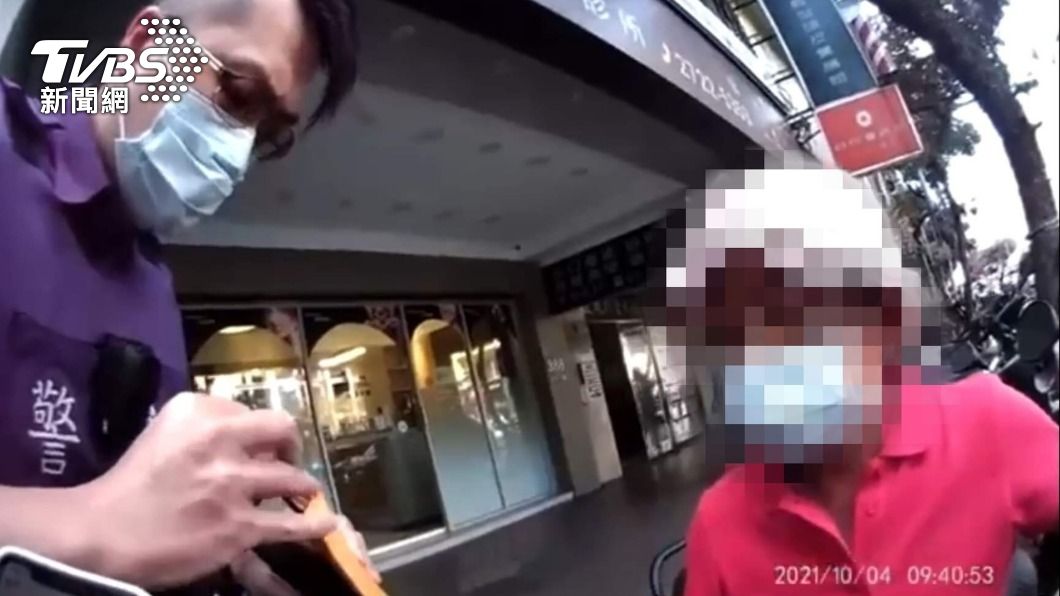 員警在他身上搜出14張提款卡。（圖／TVBS）