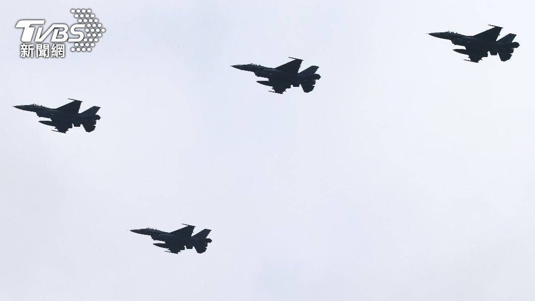 日本F-2戰機緊急升空捍衛領空　座艙罩意外脫落