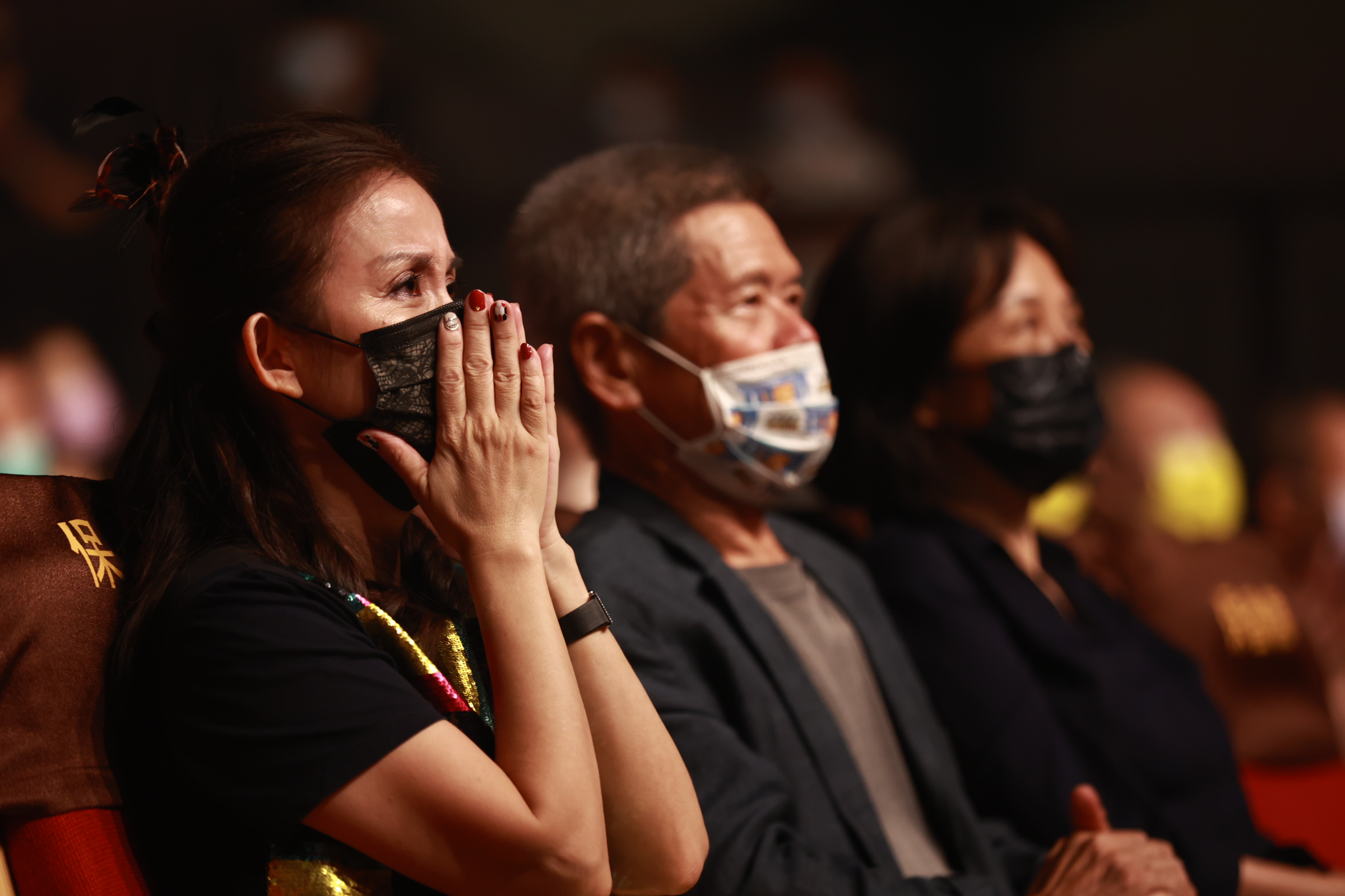 陳若葵聽到市長宣布將拍攝陳志遠紀錄片並計畫製作音樂劇,當場感動落淚。(圖/典選音樂提供)