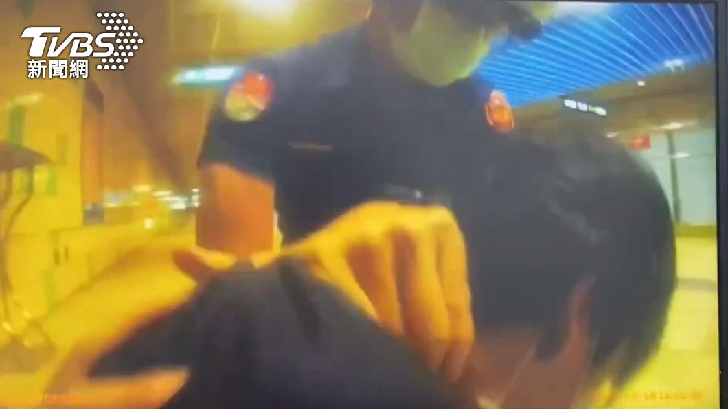 張男突然逃跑被警方壓制。(圖/TVBS)