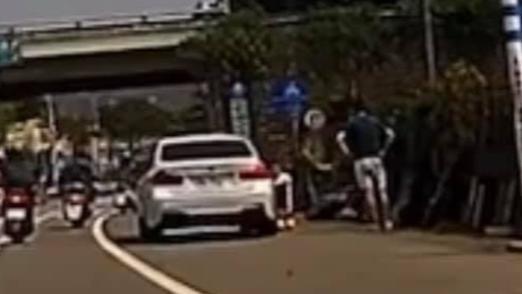 網友經過發現一名女子疑似遭男友要求下跪。(圖/翻攝自爆料公社(官方粉專專屬))