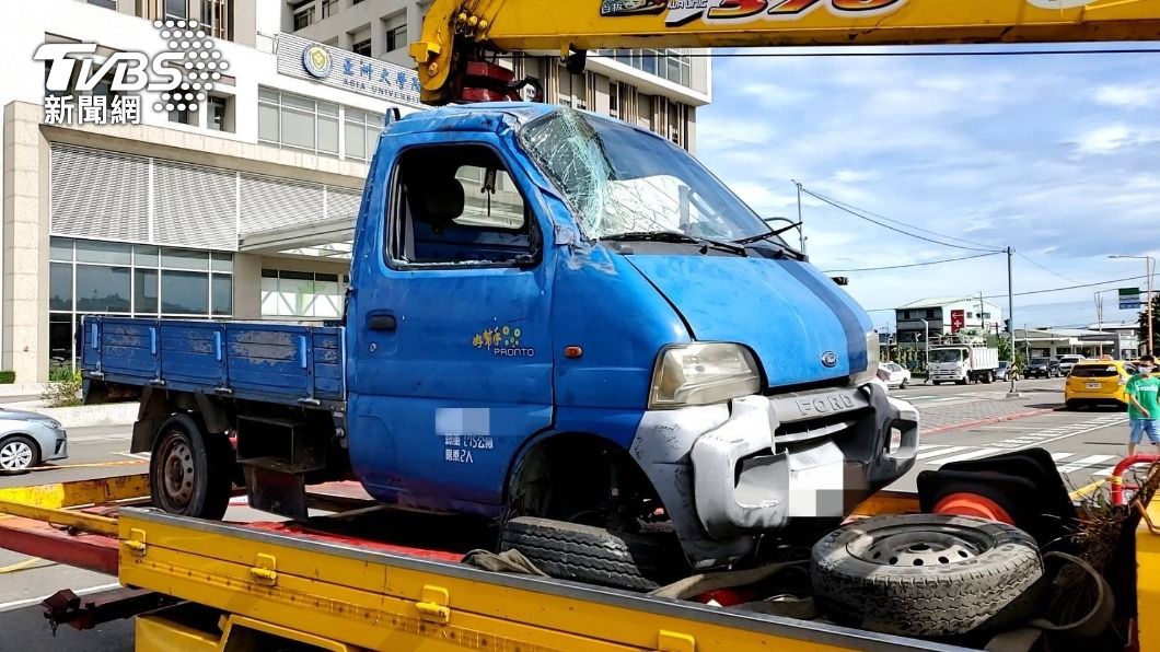 台74線霧峰路段,兩車相撞,貨車擋風玻璃、車窗碎裂。(圖/亞大醫院提供)