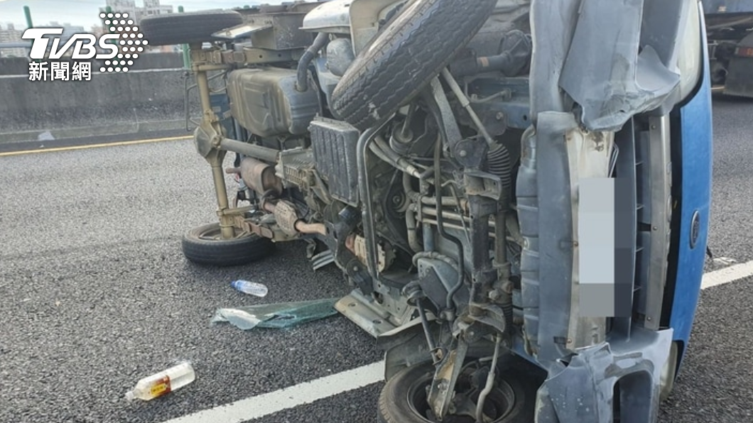 貨車側翻於中彰快,造成交通嚴重堵塞。(圖/警消提供)
