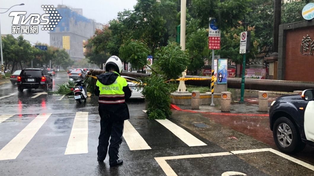 警消人員到場拉起封鎖線。(圖/TVBS)
