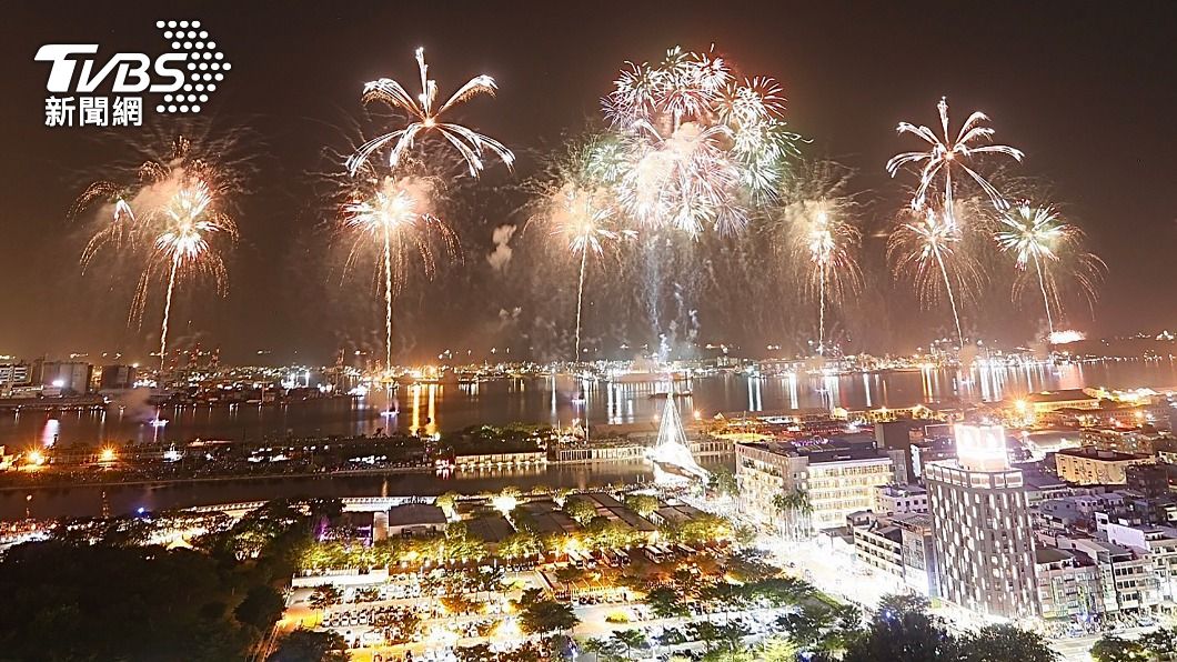 國慶焰火10日晚間在高雄港灣登場。（圖／中央社）