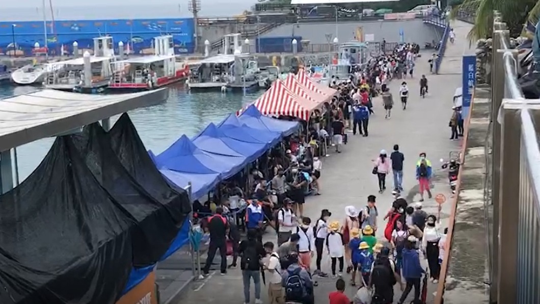 連假尾聲！颱風攪局海象差　小琉球碼頭6千人搶搭船回本島 