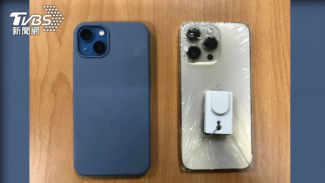 吳男偷走偷信行展示架上的iPhone 13 Pro。(圖/警方提供)