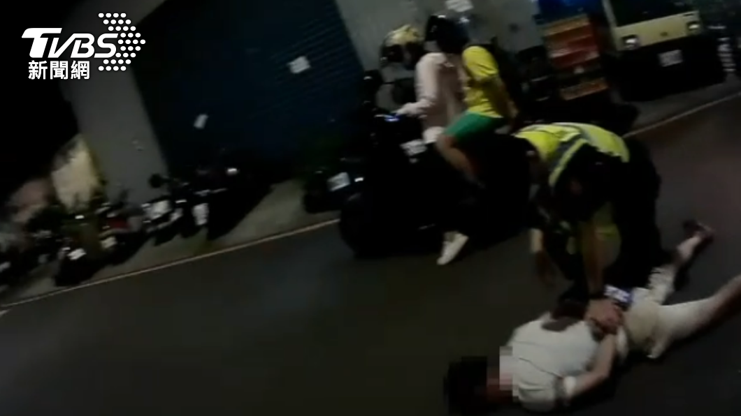 吳男偷iPhone 13 Pro,於大街狂奔200公尺後,被警方及民眾合力壓制逮捕。(圖/警方提供)