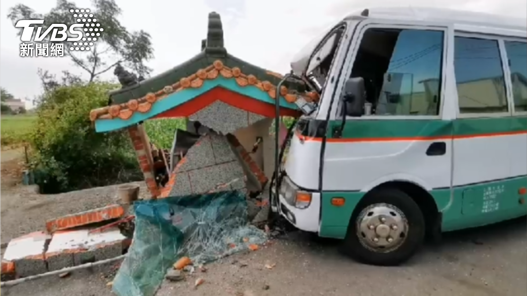 神明無辜出車禍！嘉義客運一個恍神　撞爛54年將軍廟