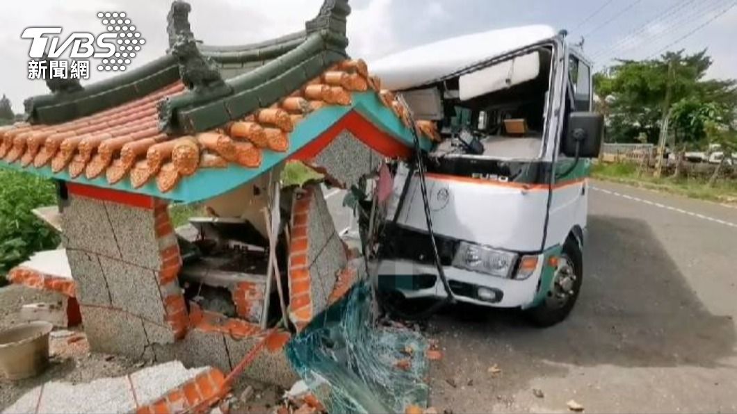 駕駛開巴士僅注意左右來車,未注意已逼近西營將軍廟,導致小廟全毀。(圖/TVBS)