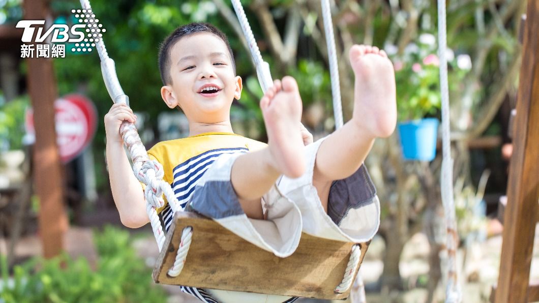 鞦韆是許多孩童喜歡的公園設施。(示意圖/shutterstock達志影像)