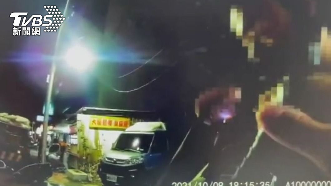男騎士被搜出毒品還哀求警方不要抓他。（圖／TVBS）