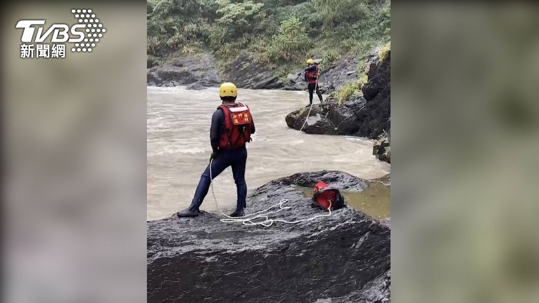 尖石泰崗溪水暴漲6人受困沙洲　河流湍急救援困難