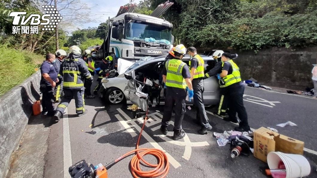 連環撞車禍,警消動用破壞器材,才將傷者救出。(圖/警方提供)