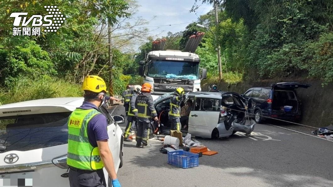 連環撞車禍,警消動用破壞器材,才將傷者救出。(圖/警方提供)