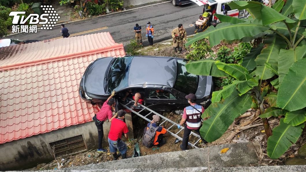遊客疑路不熟釀禍!轎車直接「空降」壓毀屋頂 1人傷