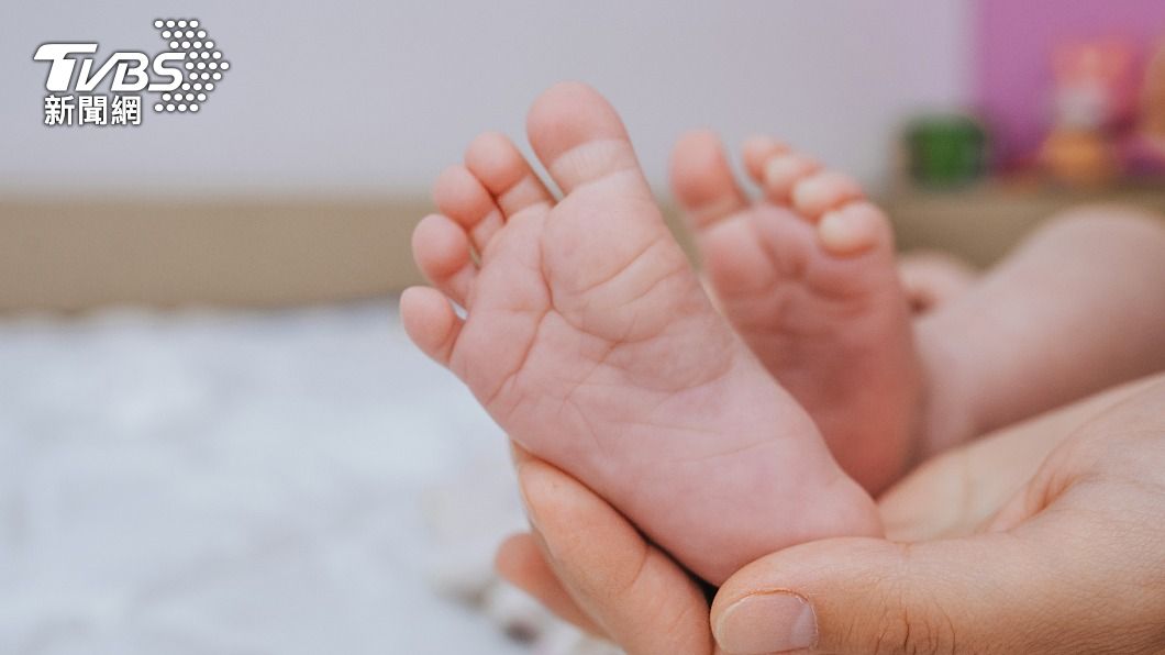 英最年輕阿嬤!她33歲喜抱孫 驕傲喊:別人以為是媽