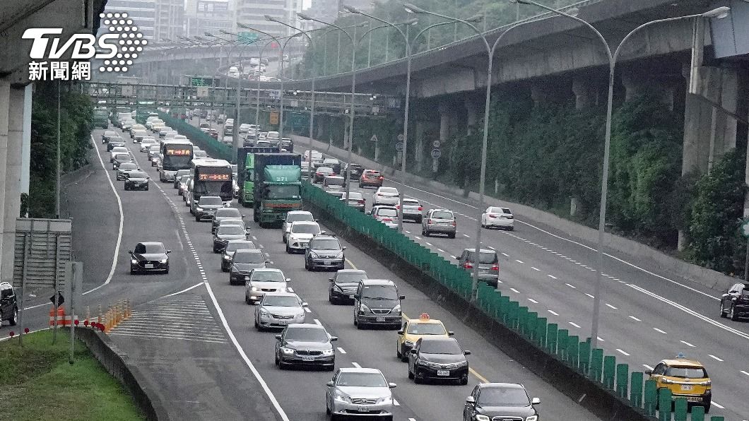 國道午後現北返車潮 國5局部路段一度「紫爆」