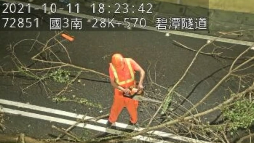 工程人員到場排除散落物。(圖/翻攝國道即時路況)
