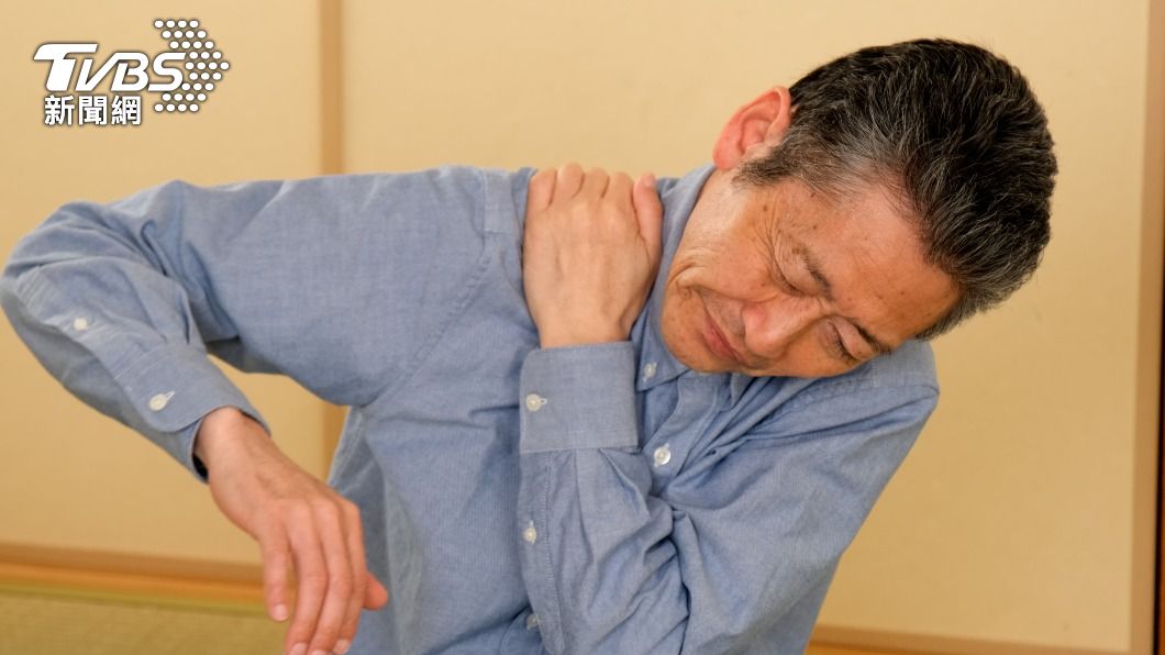 五十肩並非只好發於50歲以上的民眾,臨床上40歲左右的女性並不少見。(示意圖/shutterstock達志影像)