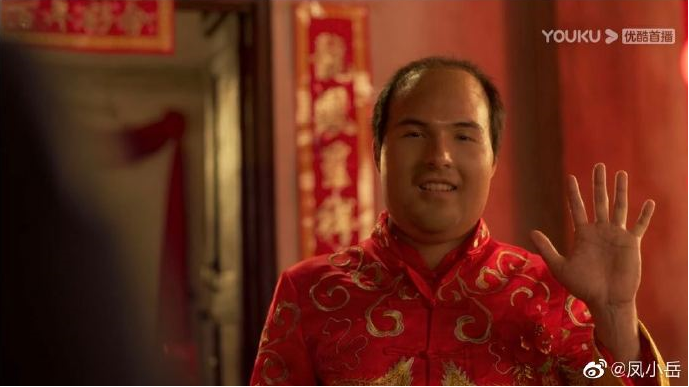 鳳小岳在新戲中不計形象扮醜演出。(圖/翻攝自鳳小岳微博)
