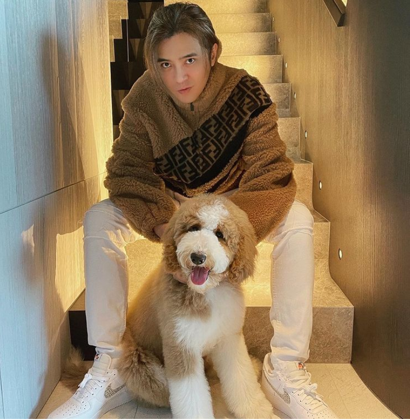 羅志祥對愛犬以「爸爸」自居。（圖／翻攝自showlo IG） 