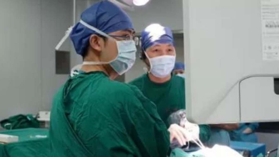 走路邊滑手機傳美照！24歲女絆倒一摔「右眼球廢了」