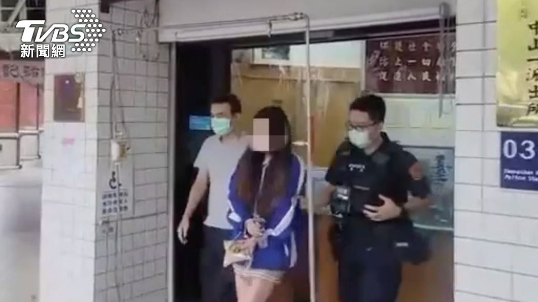 警方將胡女移送。（圖／TVBS）