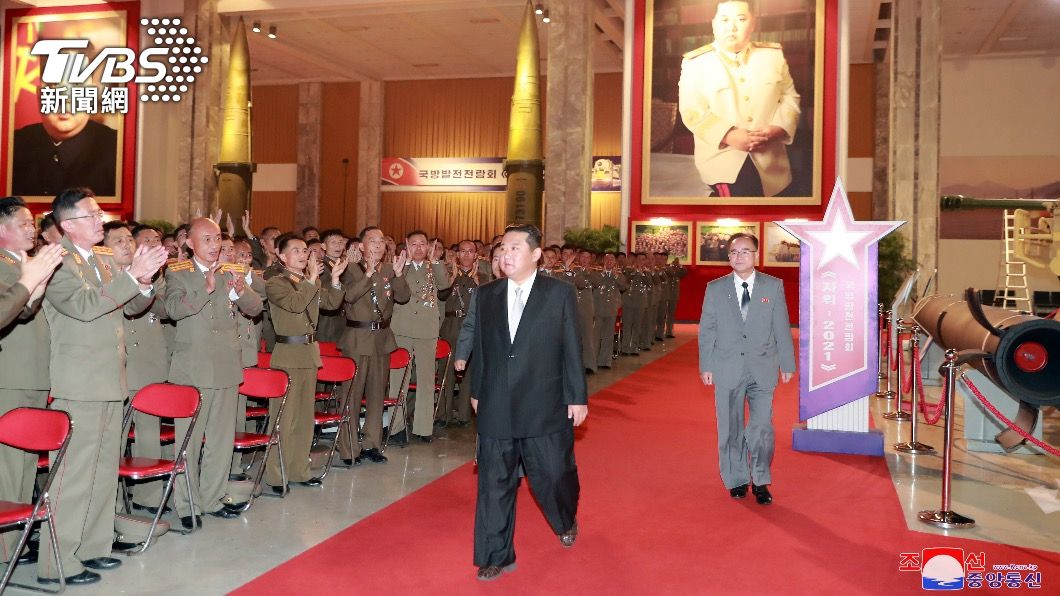注重健康?金正恩穿涼鞋走紅毯 減重、踩軟墊已現端倪