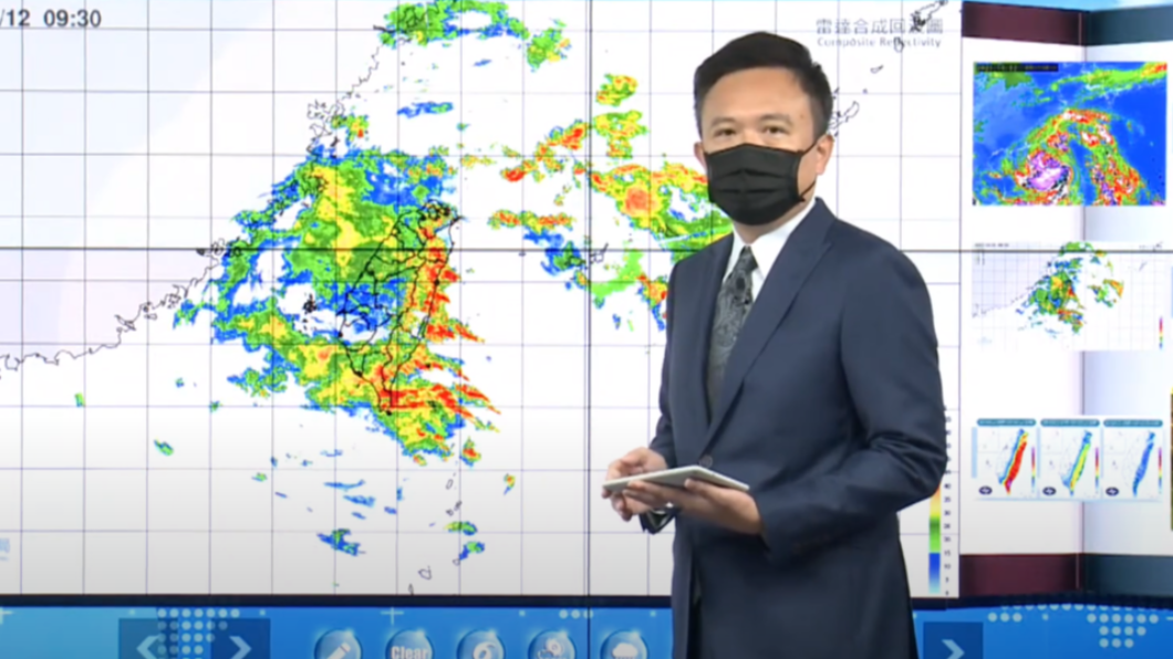 林秉煜從雷達回波圖說明今日將出現豪雨的地區。(圖/翻攝自CWB氣象局YouTube)