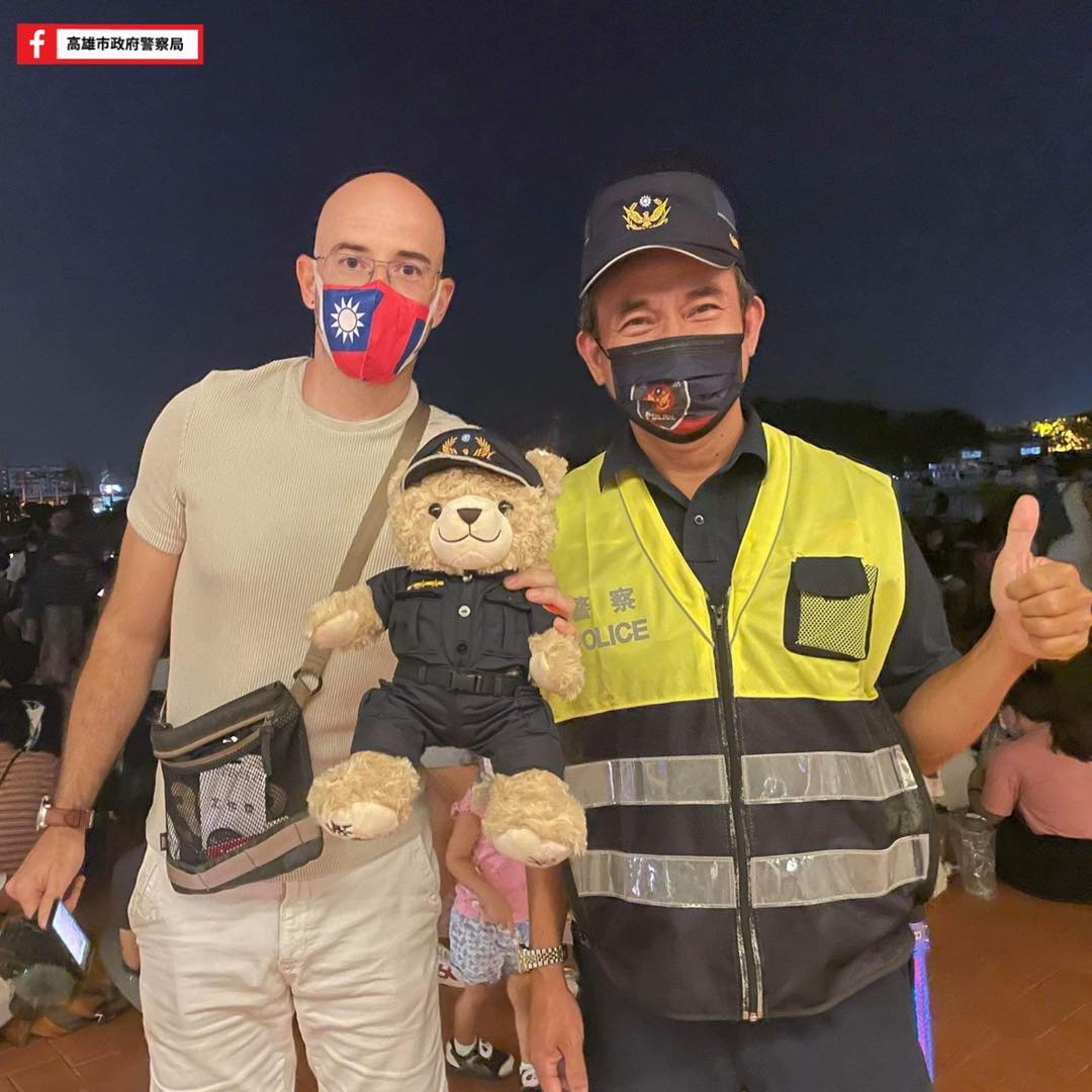 和吳鳳合照的員警撞臉吳宗憲。（圖／翻攝自高雄市政府警察局臉書）