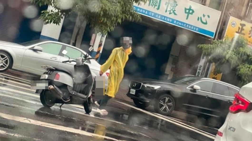 懷疑「被尋仇」!男持刀馬路揮舞 家長嚇:旁邊幼兒園