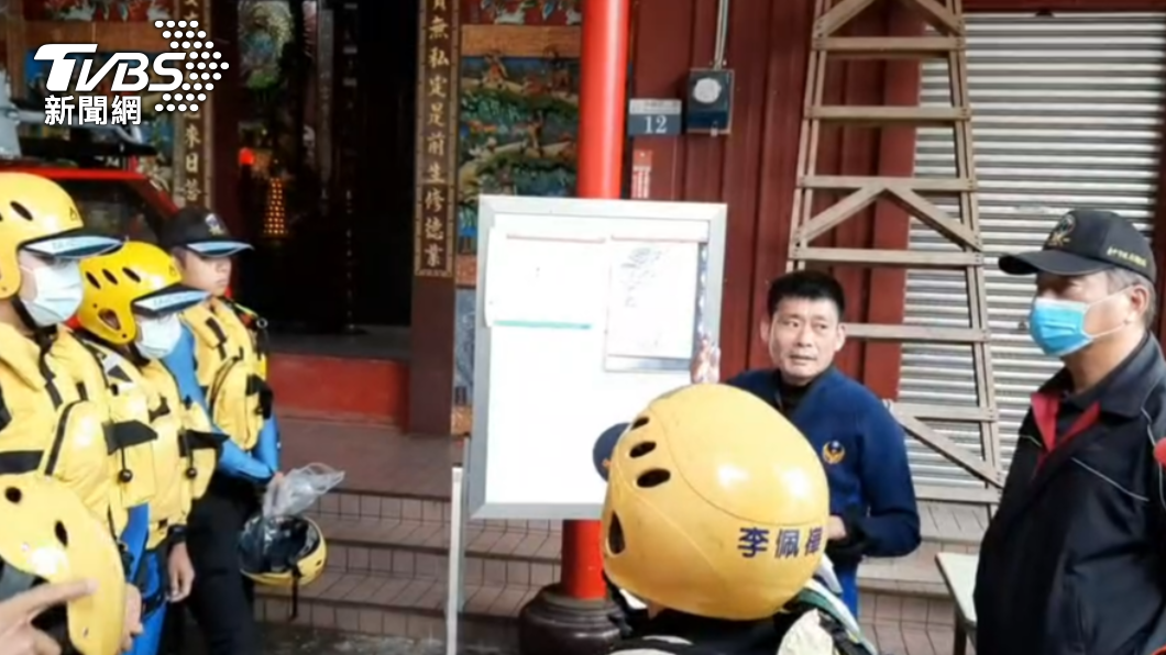 今日勤教後,消防人員又沿線搜尋李男。(圖/警消提供)