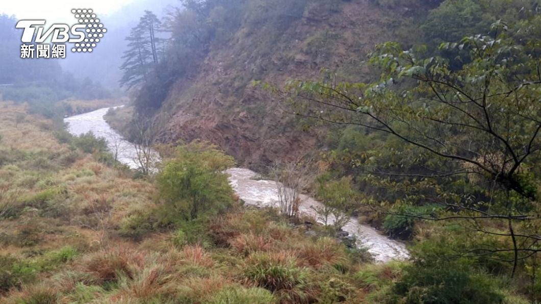 李男遭溪水沖走,消防人員水、陸、空持續搜。(圖/警消提供)