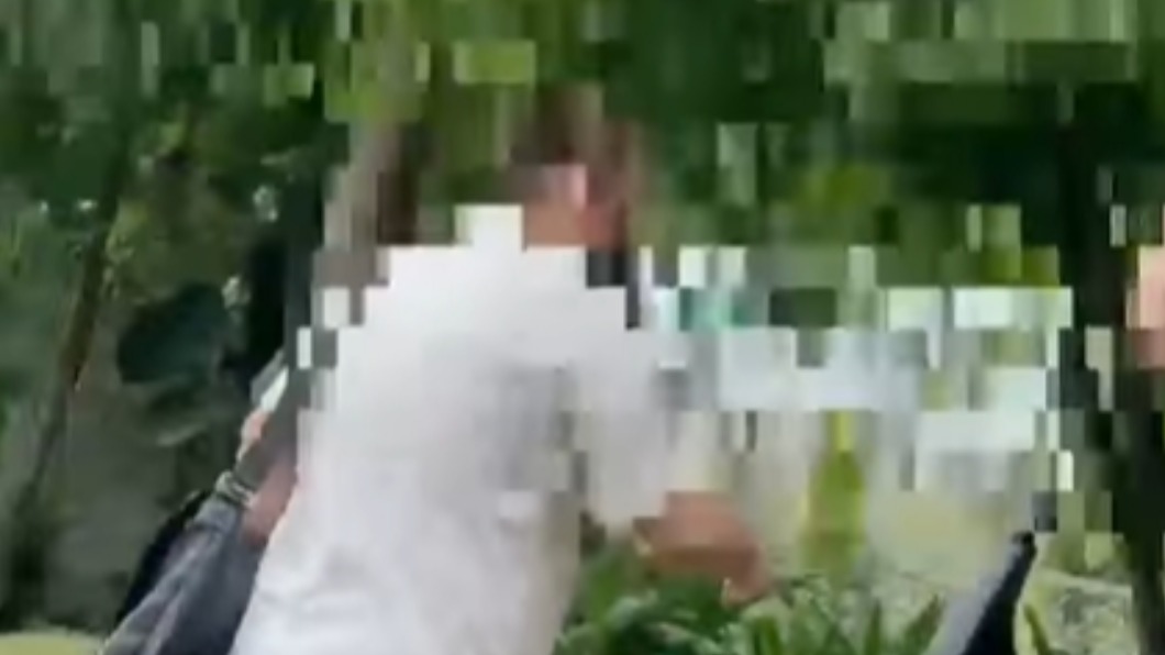 一出法庭就王男就不斷對陳女狂罵。(圖/翻攝自高雄人大小事)