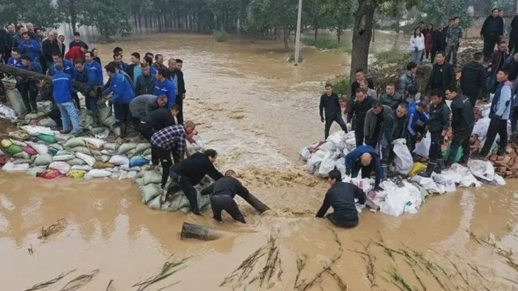 山西下暴雨,居民堆沙包防洪水。(圖/翻攝自@The8sianlife推特)