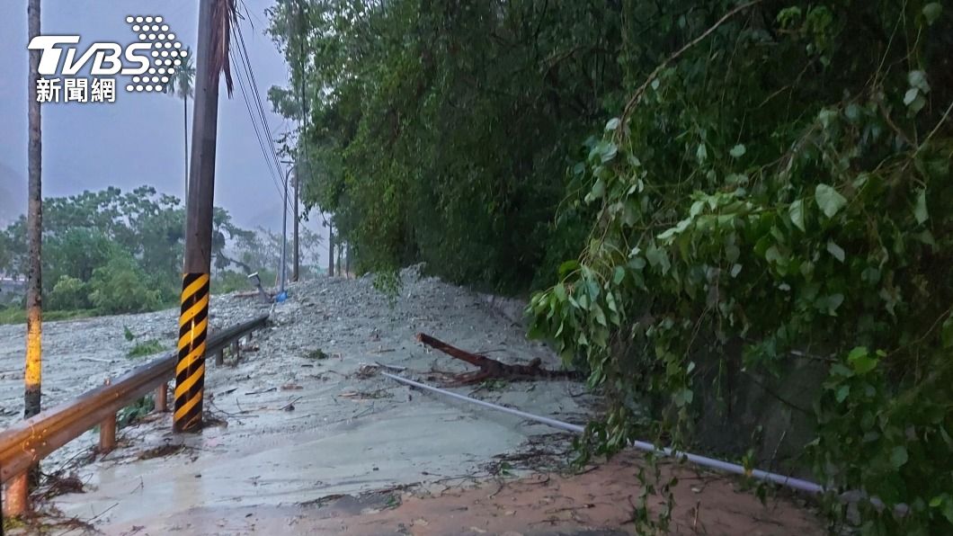 花蓮間歇性豪雨 山區落石、市區淹水災情影響交通
