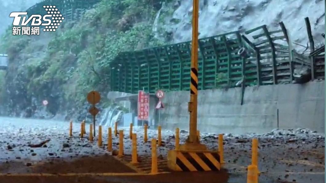 台8線中橫公路沿線有間歇性落石。(圖/中央社)